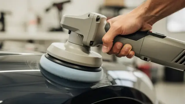 Poliermaschine mit Zubehör zur Fahrzeugpflege und optimalen Anwendungstechniken