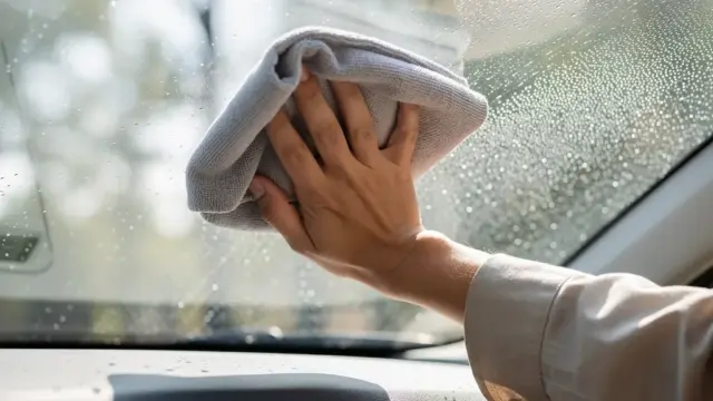 Vergleich von DIY und professioneller Scheibenreinigung zur Fahrzeugpflege
