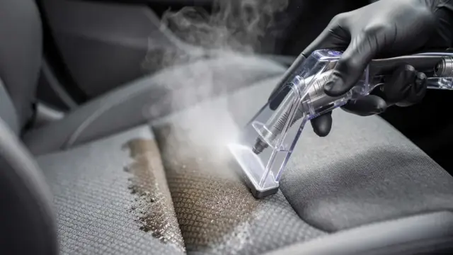 Heißwasserextraktion im Auto für gründliche Reinigung von Polstern und Teppichen