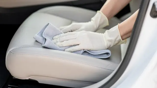 Innenaufbereitung eines Leasingfahrzeugs zur Werterhaltung vor der Rückgabe