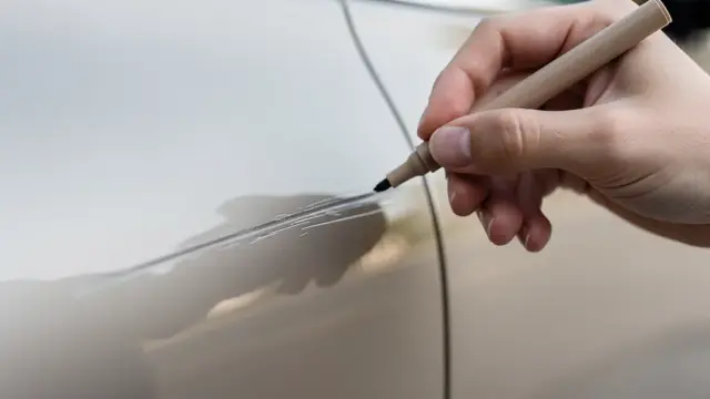 Lackstift Anwendung zur Beseitigung von Kratzern im Autolack