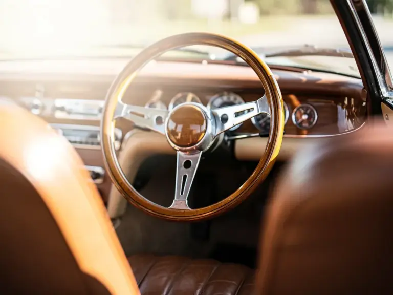 Oldtimer Cockpit pflegen: Leder, Holz und Kunststoff richtig