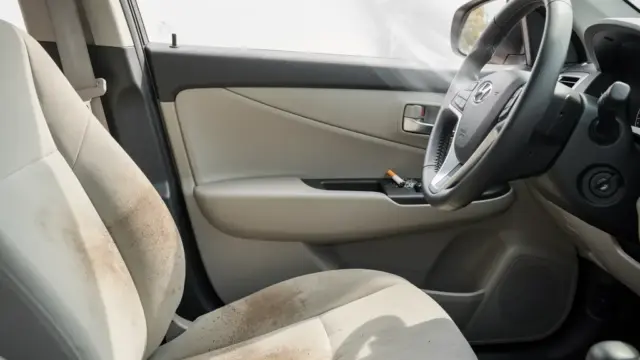 Rauchgeruch im Auto effektiv entfernen mit Tipps und Tricks für Autofahrer