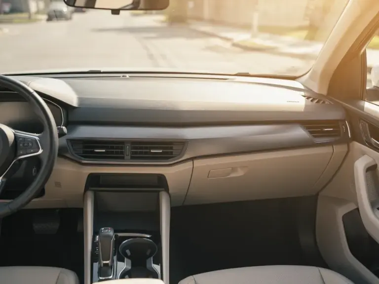 UV-Schutz für Kunststoff im Auto: So bleibt das Cockpit gepflegt