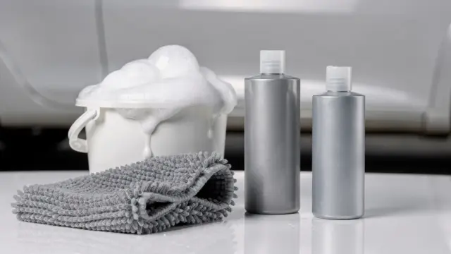 Autowäsche-Shampoo mit Waschhandschuh, Eimer und Autopflege-Zubehör zur schonenden Lackreinigung
