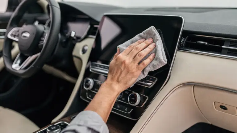 Auto-Display reinigen: so werden Touchscreens streifenfrei sauber