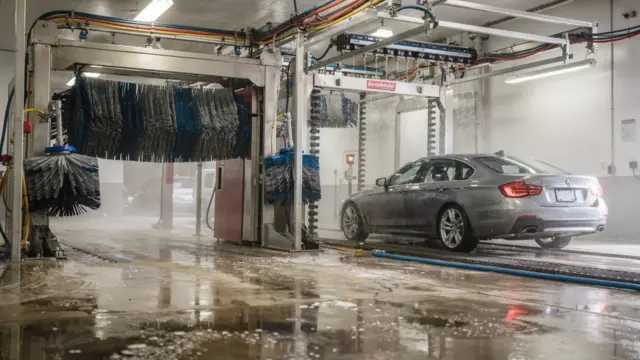 Moderne Waschanlage mit Auto im Waschgang zum Thema Autowäsche Kosten