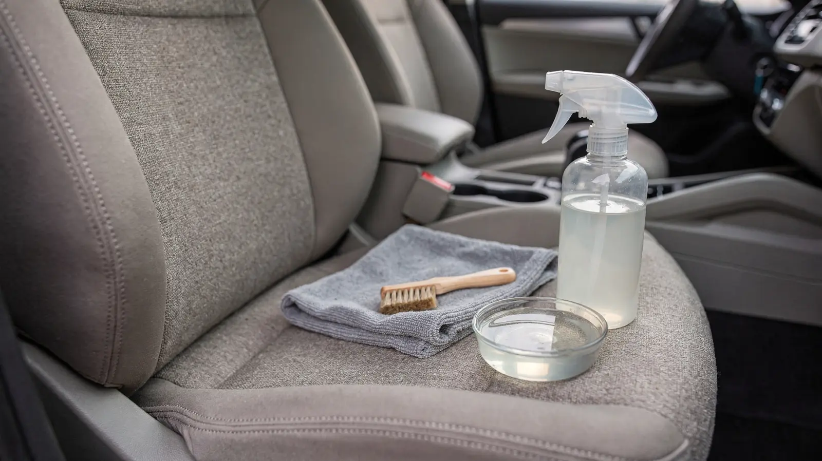 Autositze Flecken entfernen: Material, Mittel und Vorgehen