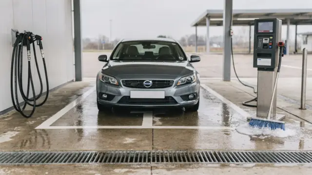 Selbstwaschanlage mit Auto und Waschstation zum Thema Pflichten des Kunden in der Waschanlage