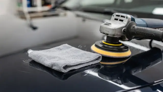 Poliergerät und Mikrofasertuch zur Entfernung von Waschkratzern im Klarlack am Auto