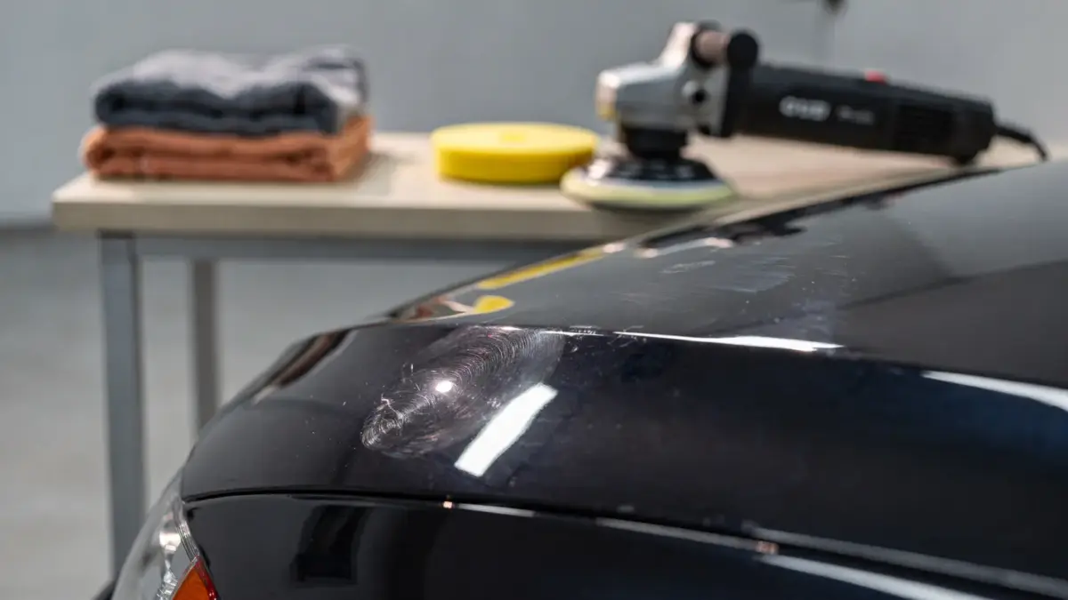 Autolack mit Hologrammen nach dem Polieren in einer Werkstatt mit Poliergerät und Mikrofasertuch