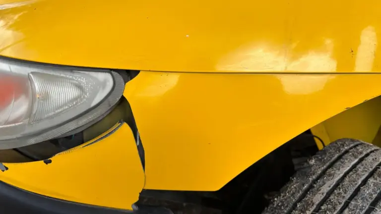 Kratzer entfernen Auto: Fingernagel-Test, Politur, Werkstatt