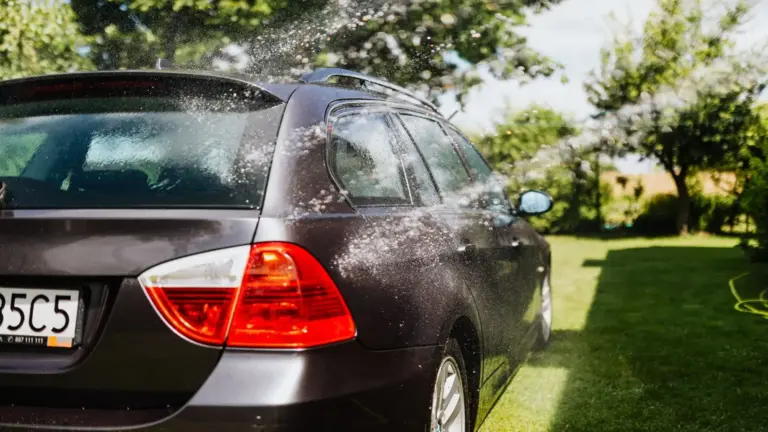Hochdruckreiniger oder Gartenschlauch: Was ist besser fürs Auto?