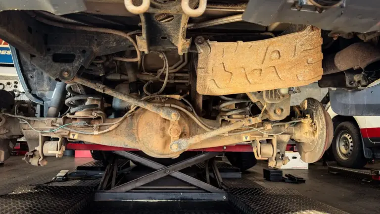 Rost am Auto entfernen: Anleitung, Grenzen und Kosten